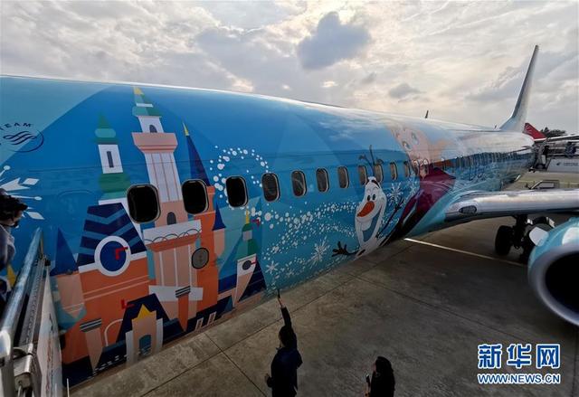 当日,冰雪·奇缘号主题彩绘飞机在上海虹桥机场亮相,这是上海迪士尼