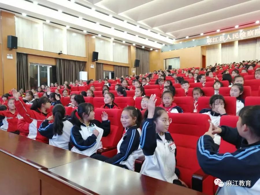 陈摔到麻江县第二中学开展法治进校园巡讲