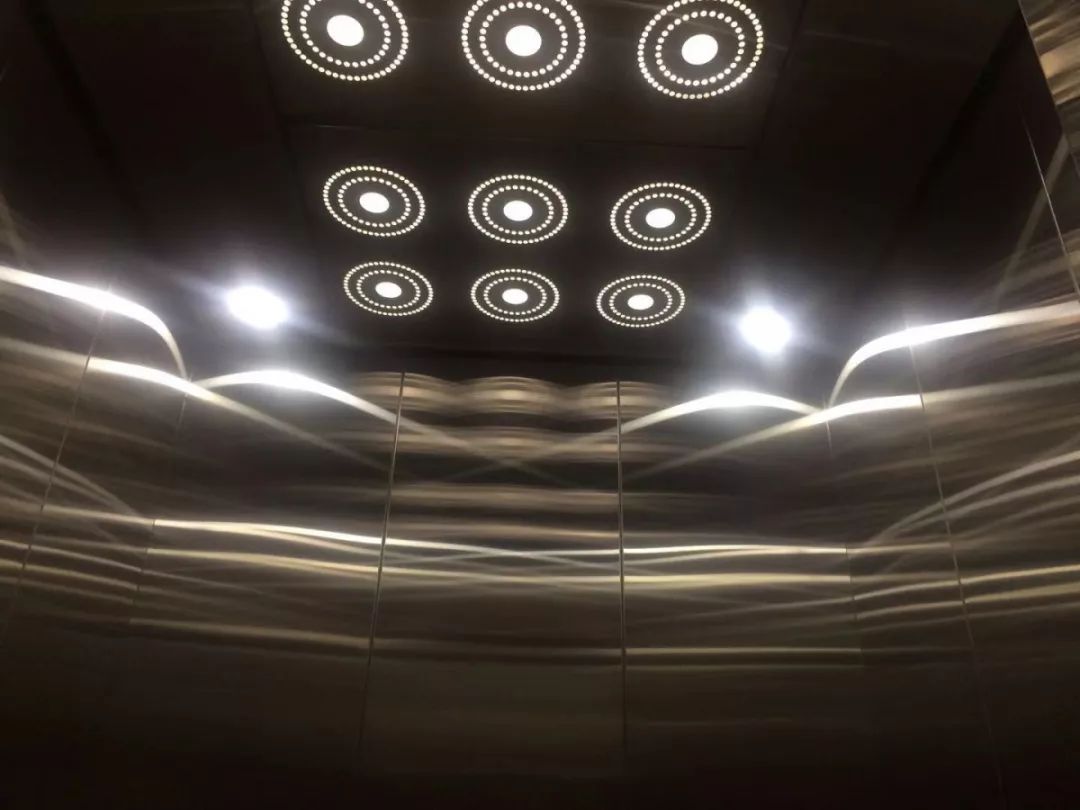 轿厢内部的照明电梯内的状况从6层楼的电梯间看向窗外据现场维护人员