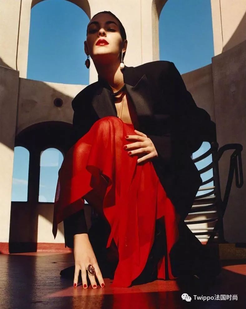 时尚可以在她们的诠释下幻化成实体,成为有血有肉,热辣又矜贵的女王