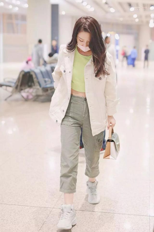 最近哪双yeezy火看看国内女明星们的上脚就知道了