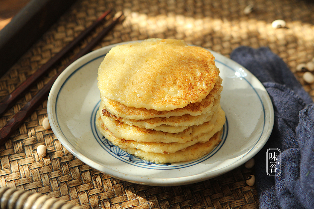 早餐多给孩子做粗粮,做成早餐饼,香甜松软有营养,孩子超爱吃_小米
