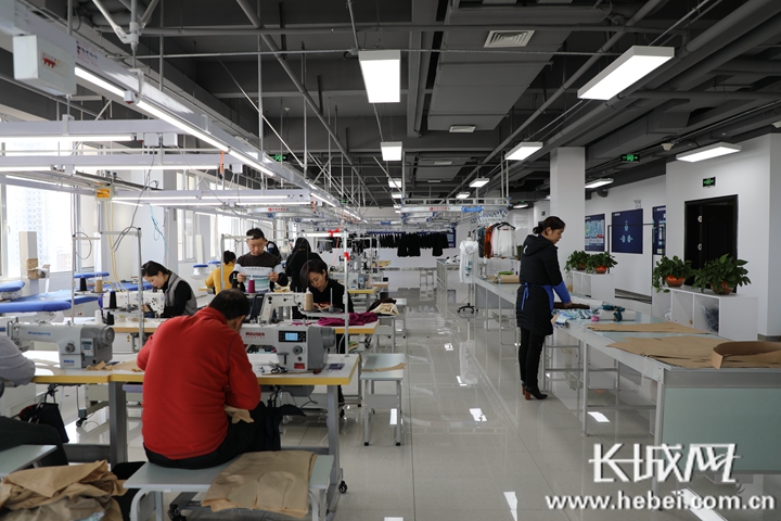师用样衣的形式帮助面辅料商户对接更多潜在顾客,图为样衣生产车间
