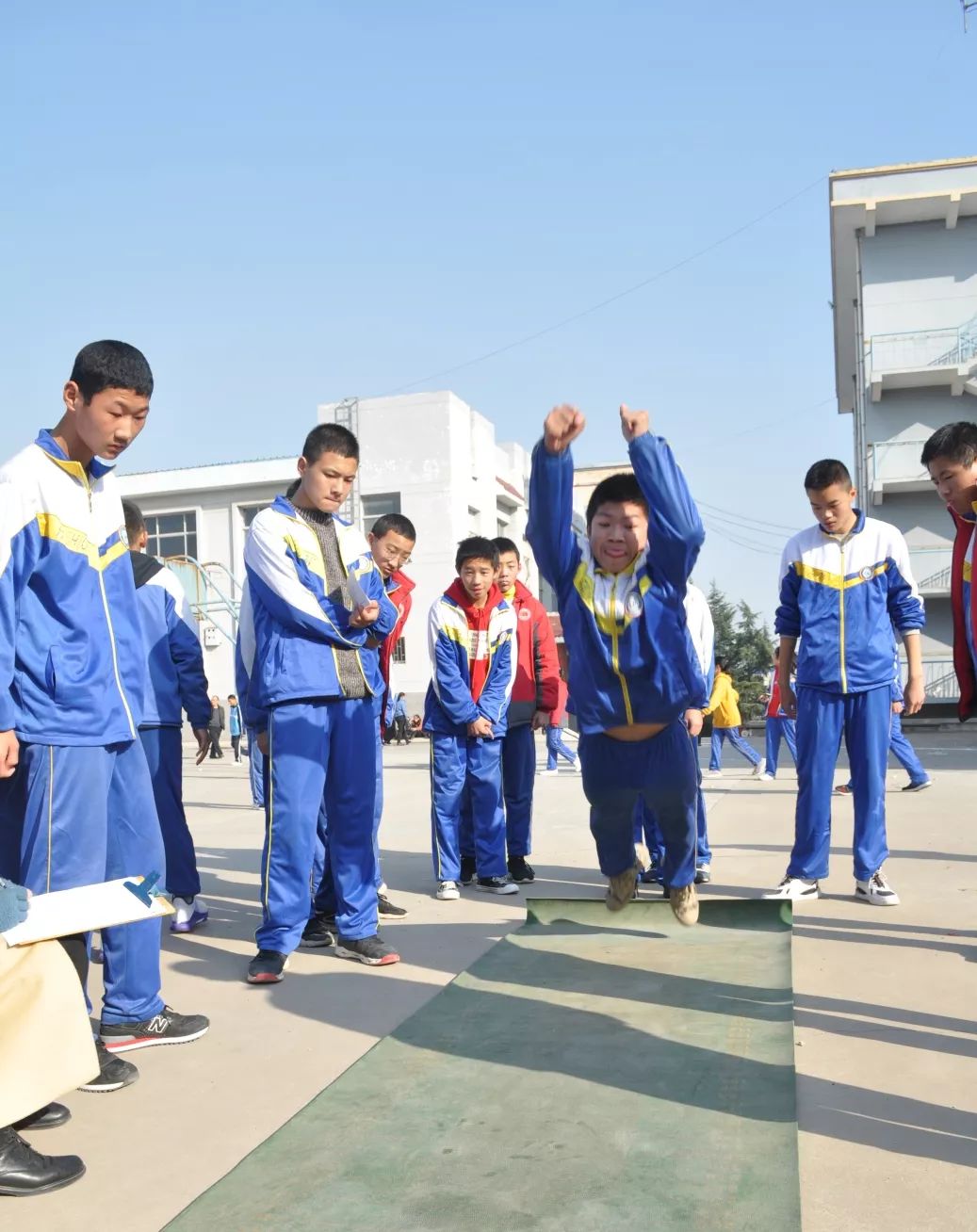 城中健儿显身手冬运赛场竞风流城镇中学举行2019年冬季田径运动会