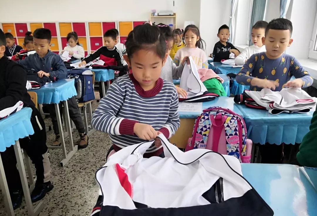 幸福赛事一年级自理小达人叠衣服比赛