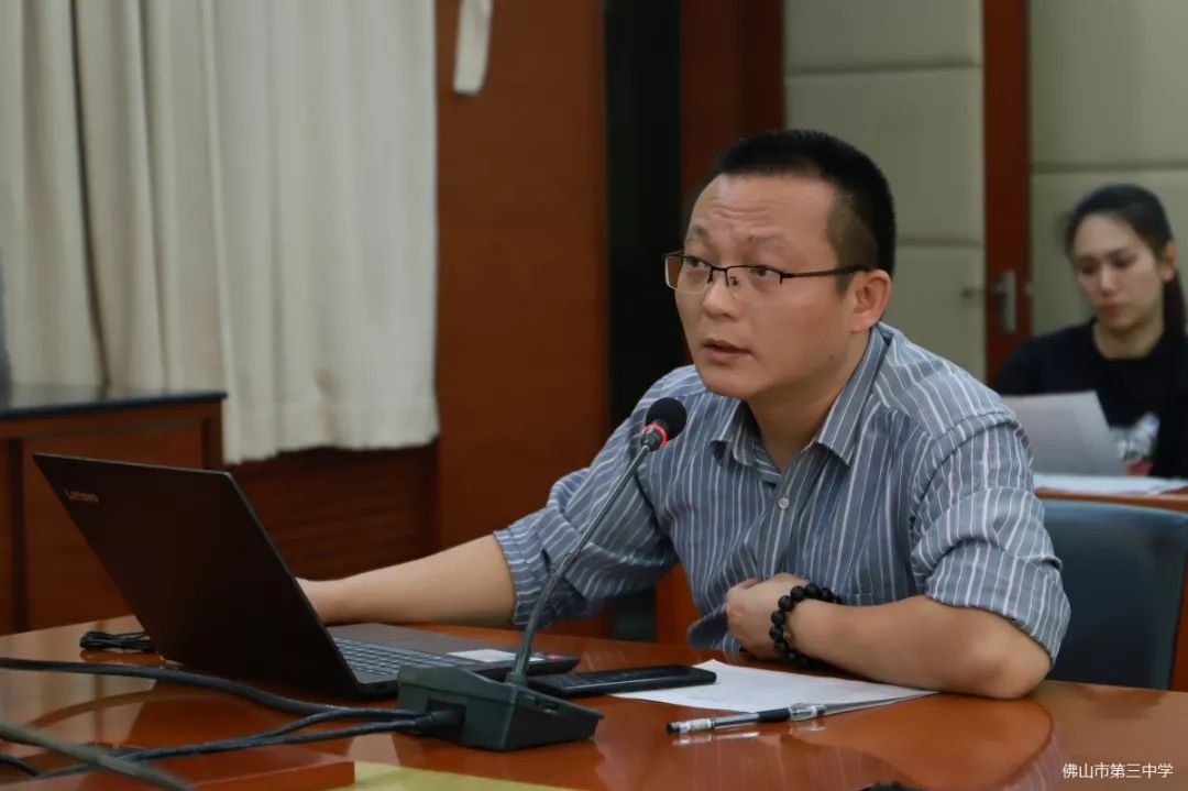 会议伊始,高一级常务小组黄浩老师进行了期中考试成绩分析报告.