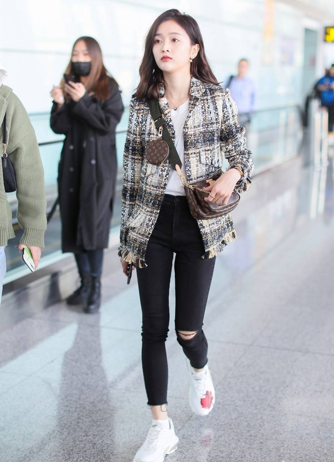 第四张白色t恤搭配黑色漏洞牛仔裤加一双小白鞋,这应该是大家都会选择