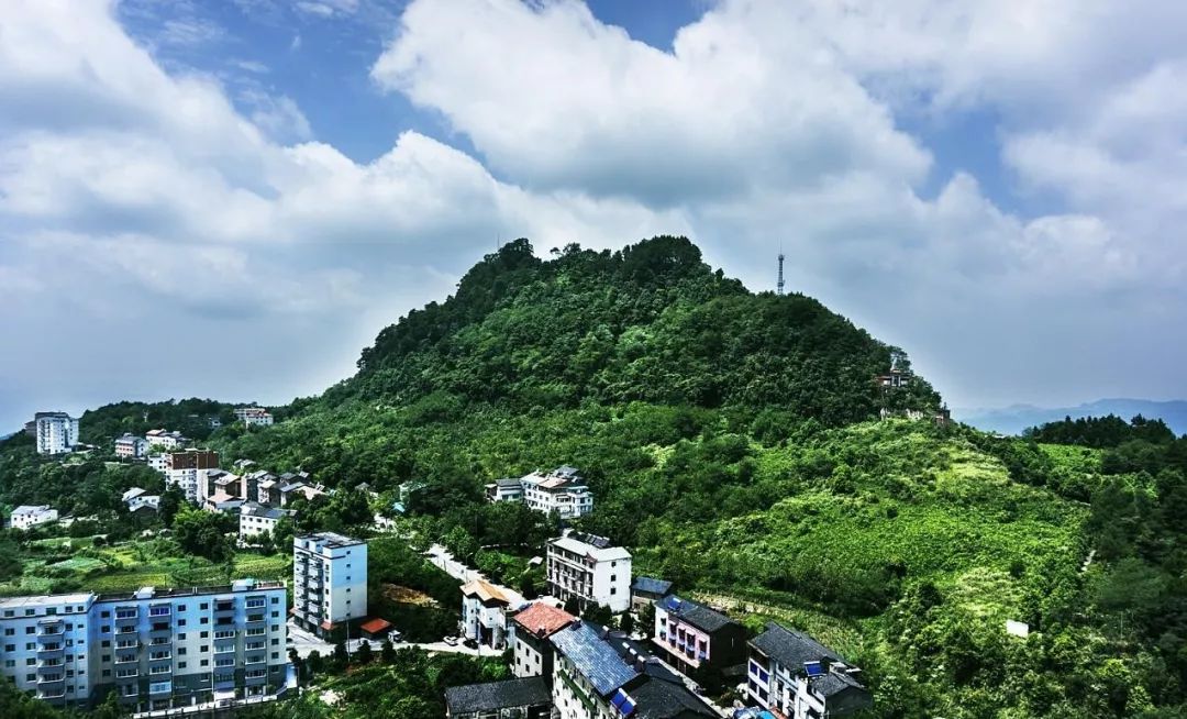 山和明月山脉涉及巴南的行政区域,涉及李家沱,花溪,龙洲湾,一品,界石