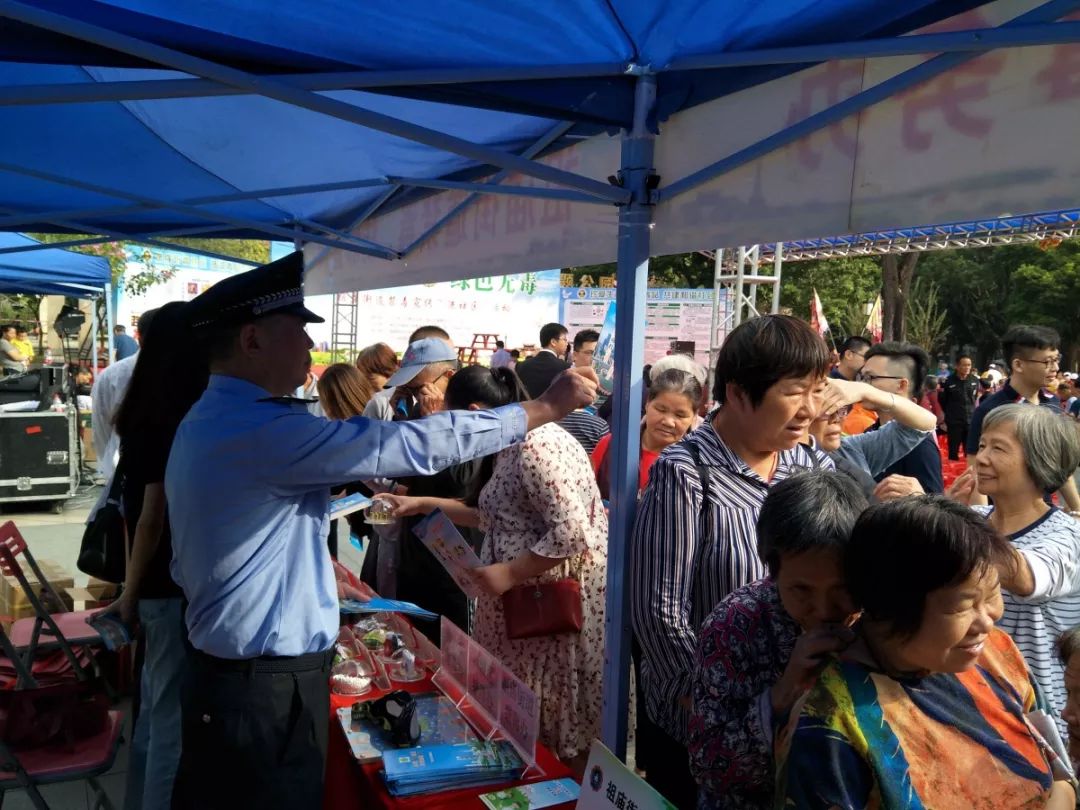 市民在摊位前咨询