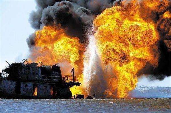 "准航母"深夜起火,整整燃烧5小时,美海军实力又减弱_美国军队