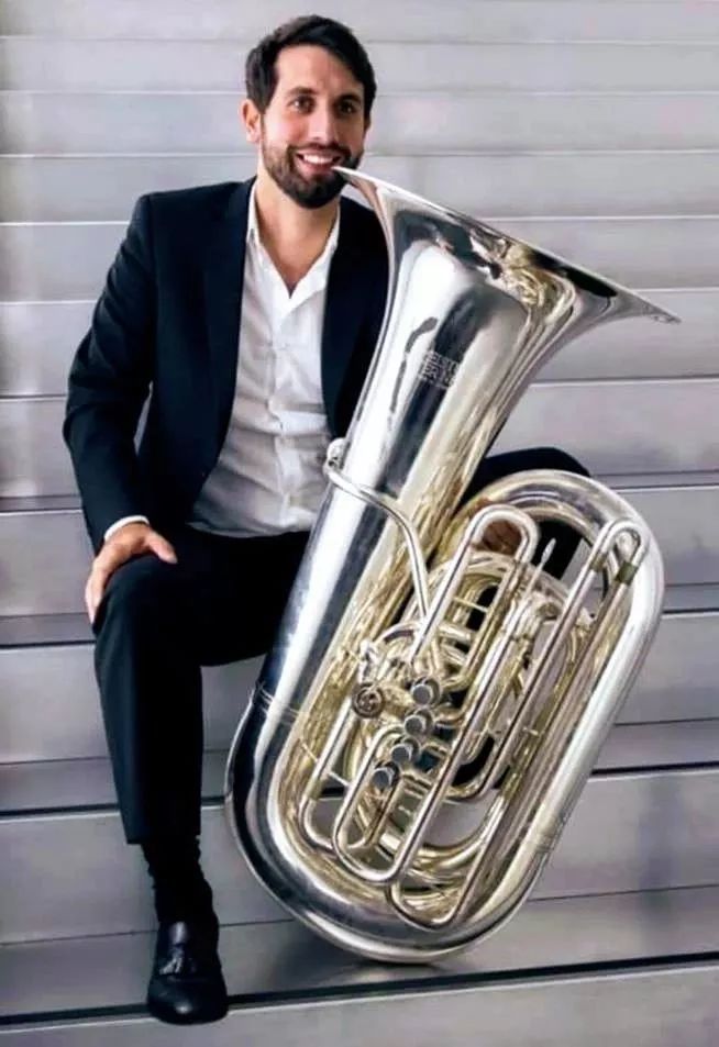 费尔南德斯自幼学习键盘音乐,14岁起学习大号演奏,在皇家音乐学院完成