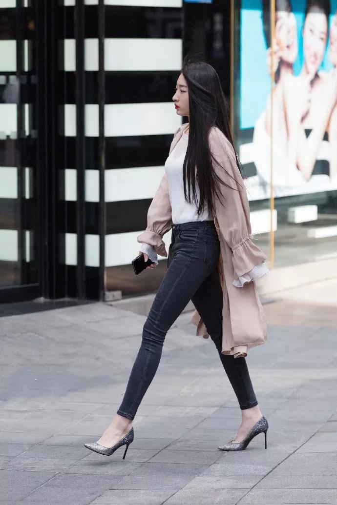 高跟鞋简约又时尚,带给女性十足的魅力