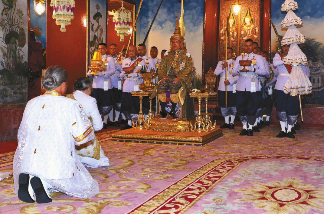 泰国人见到王室都要跪拜那在泰国的外来游客也需如此吗