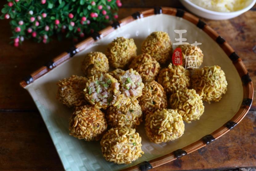 原创方便面碎炸西葫芦猪肉丸子金黄酥脆鲜香四溢好好吃的