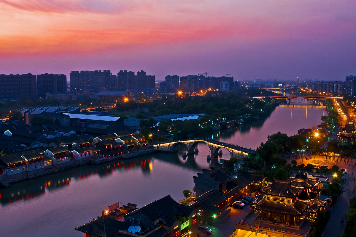 杭州有着2200年的悠久历史,是我国八大古都之一,其盛名又以西湖为首