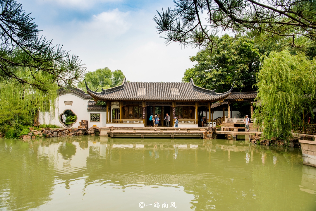 沿着小径前行,穿过拱桥,进入小金山,徐园等一座座古典园林.