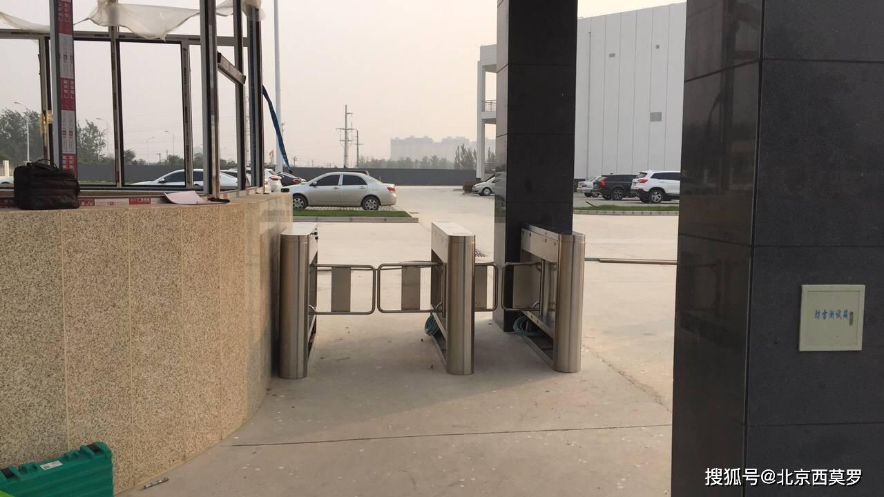 场景闸机 | 西莫罗户外摆闸风雨不惧,24小时守护工厂