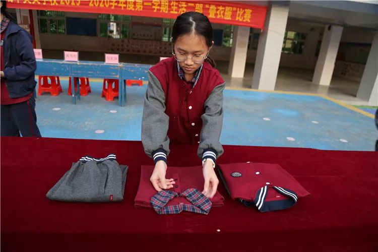 我校生活二部举行叠衣服比赛
