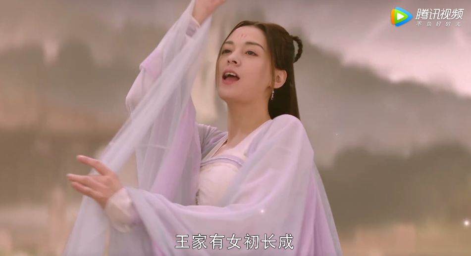 这神情,这姿势,像极了《妖猫传》里的杨贵妃.