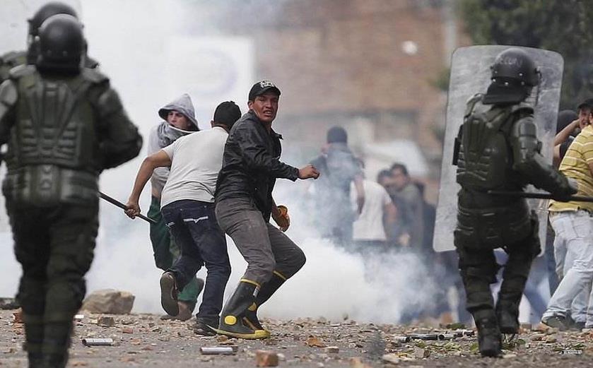 原创暴徒驾驶汽车冲到警局外随后在人群中引爆炸弹9人当场被炸飞