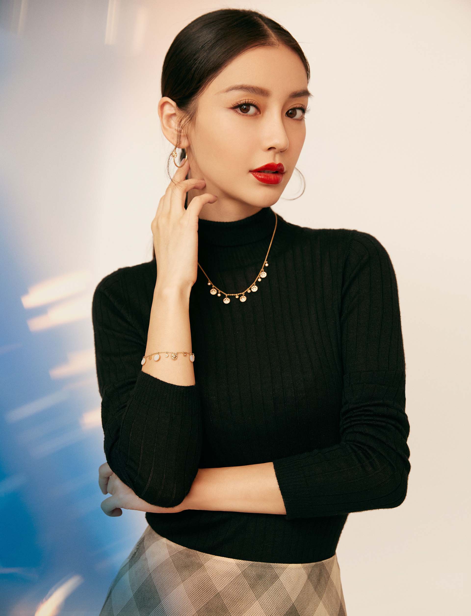 最佳明星色黑色,和任何颜色都能完美搭配,angelababy杨颖搭配了奶茶色