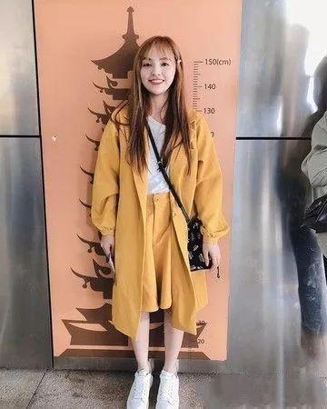 徐凯希专注音乐与综艺,影视作品倒是不多,《桃花小妹》中的保健室护士