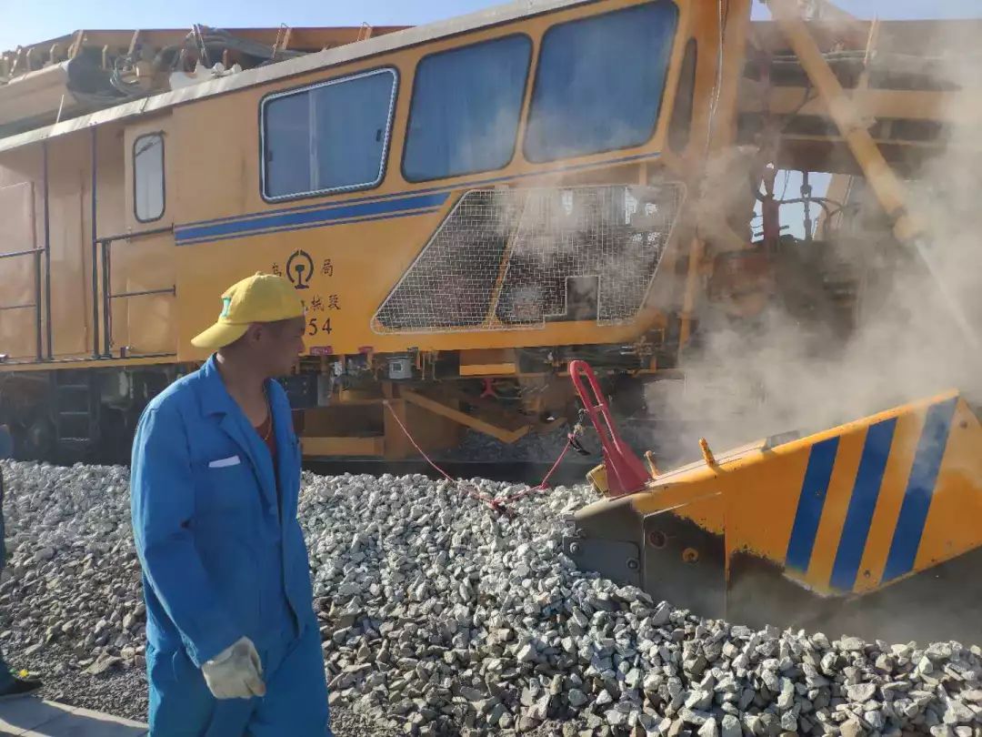 大机人礼赞道床清筛1700公里背后的奉献者