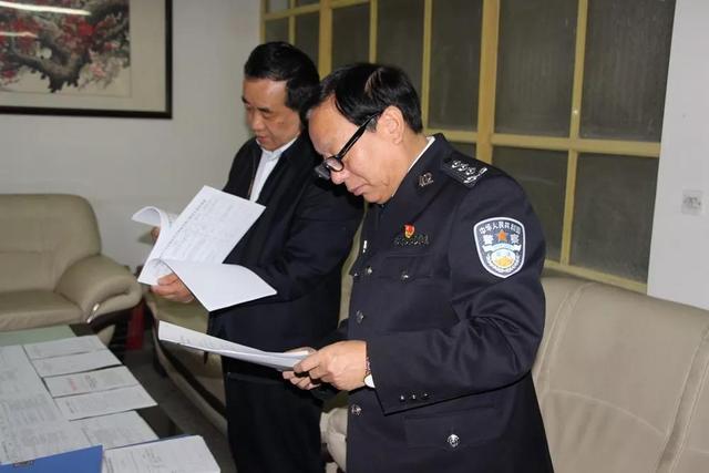 厅局领导查看专项治整台账资料近期,兰州监狱坚决贯彻司法部监狱驻在