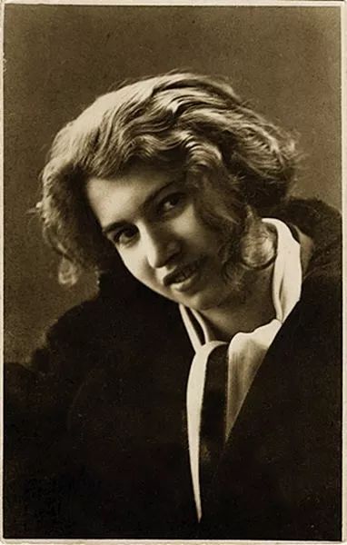 在写给密伦娜的信里,卡夫卡直言不讳:"我爱的不是你,远不是你,而是我