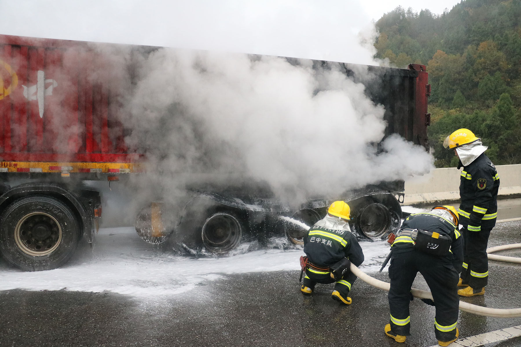 原创四川巴中一大货车高速路上行驶中起火 所幸无人员伤亡