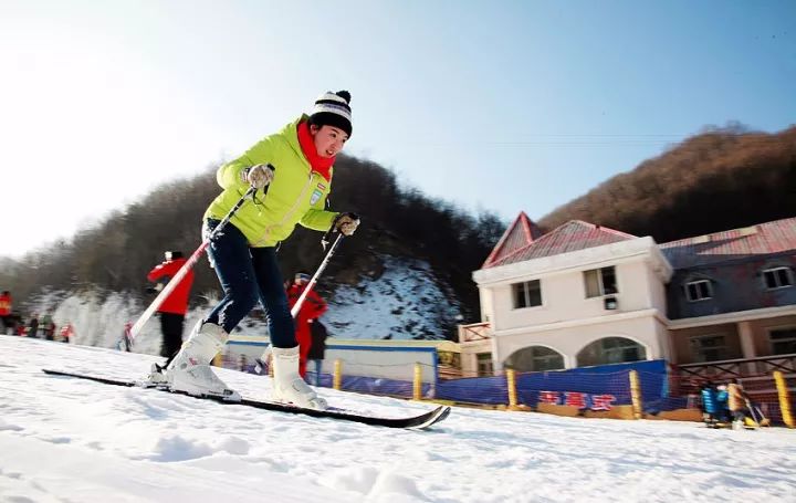 滑雪旺季来袭滑雪场即将开滑快来尽情享受冬天的美好
