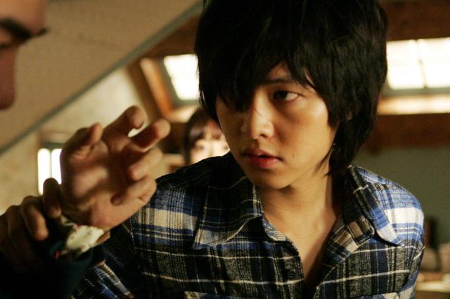 时光回到50年前,小红还是豆蔻年华,但患有肺病,那天她和妈妈刚搬新家