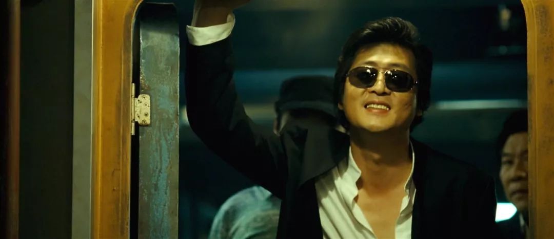 金允石在《老千》之后便是与河正宇搭档的《追击者》与《黄海》,演技