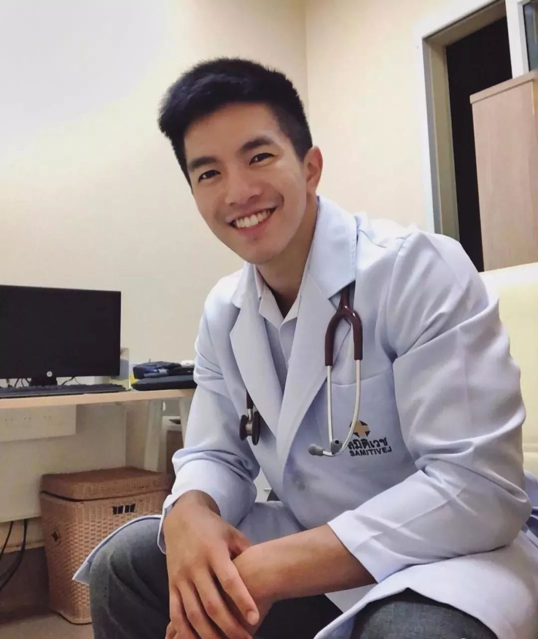 肌肉医生帅哥身材不输推特网红