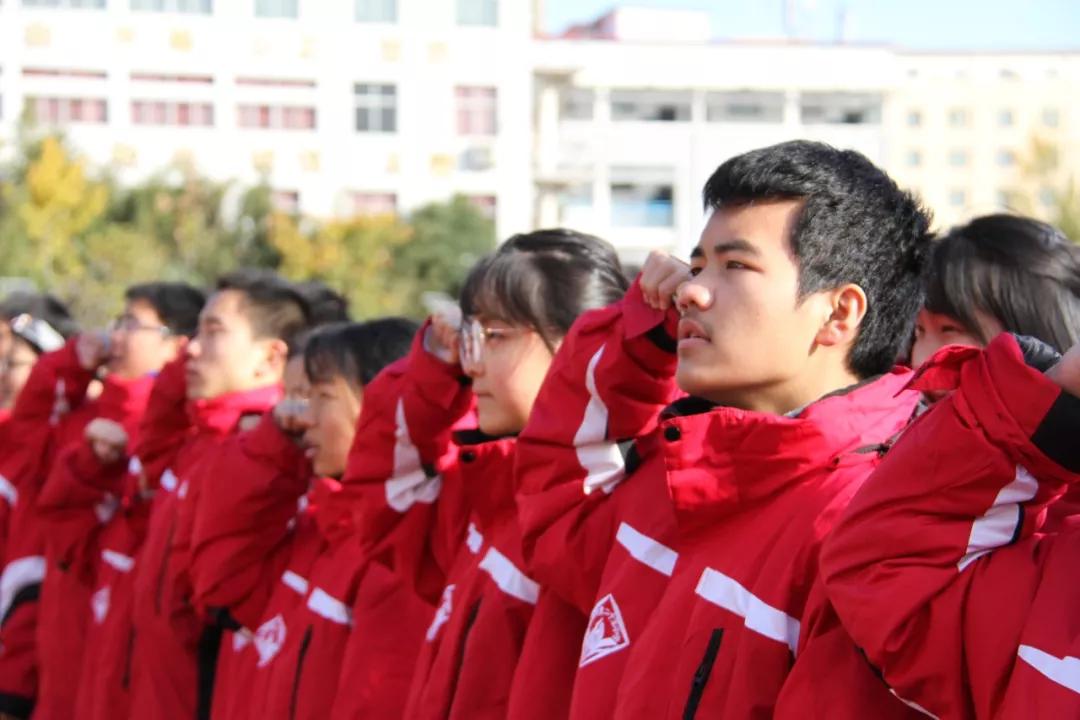 开封二十五中2022届师生在升旗仪式上深情告白并庄严宣誓
