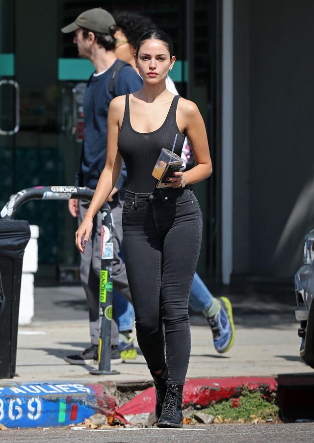 墨西哥女星eiza gonzalez时尚打扮亮相洛杉矶街头