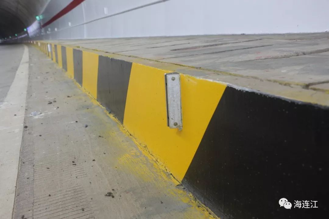 玻璃反光道钉,自发光道钉,轮廓标,洞口立面标志,隧道信息标志等交通