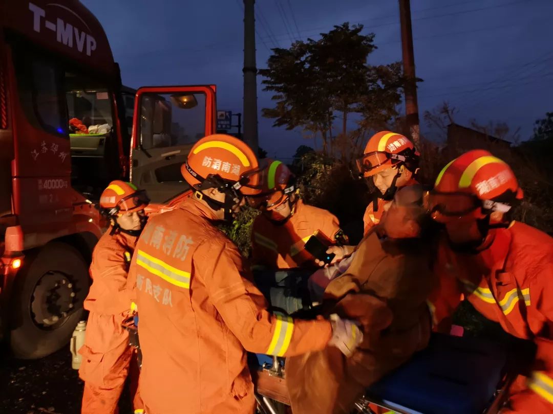 暖心車禍傷者寒風中凍得發抖耒陽消防員抱來棉被為他保暖