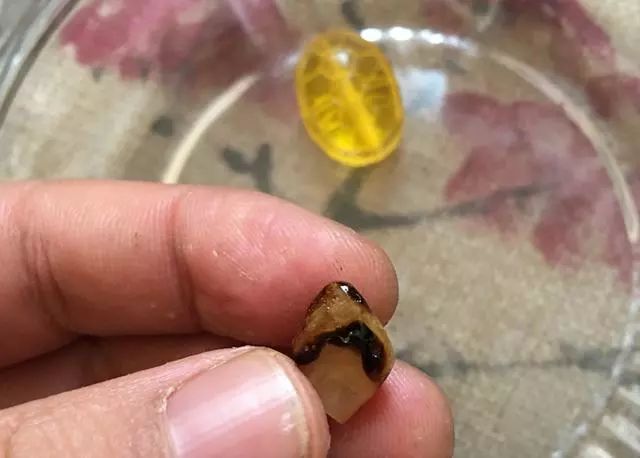 原矿和二代蜜蜡燃烧后的对比