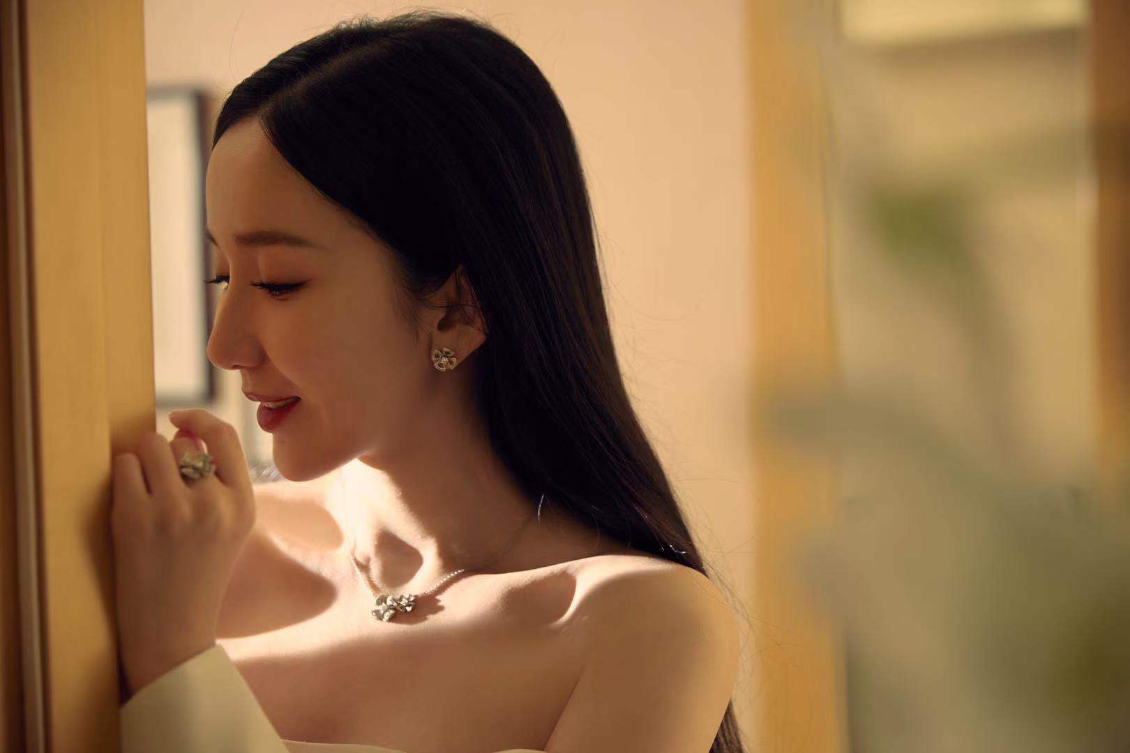 娄艺潇出席公益盛典 白裙礼服优雅大气