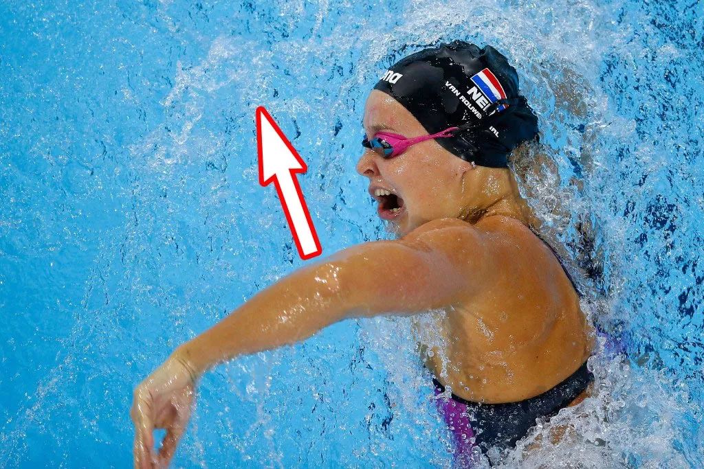 首先cyndy的身体是平的,身体没有转动;我们可以看到这样的移臂是如何