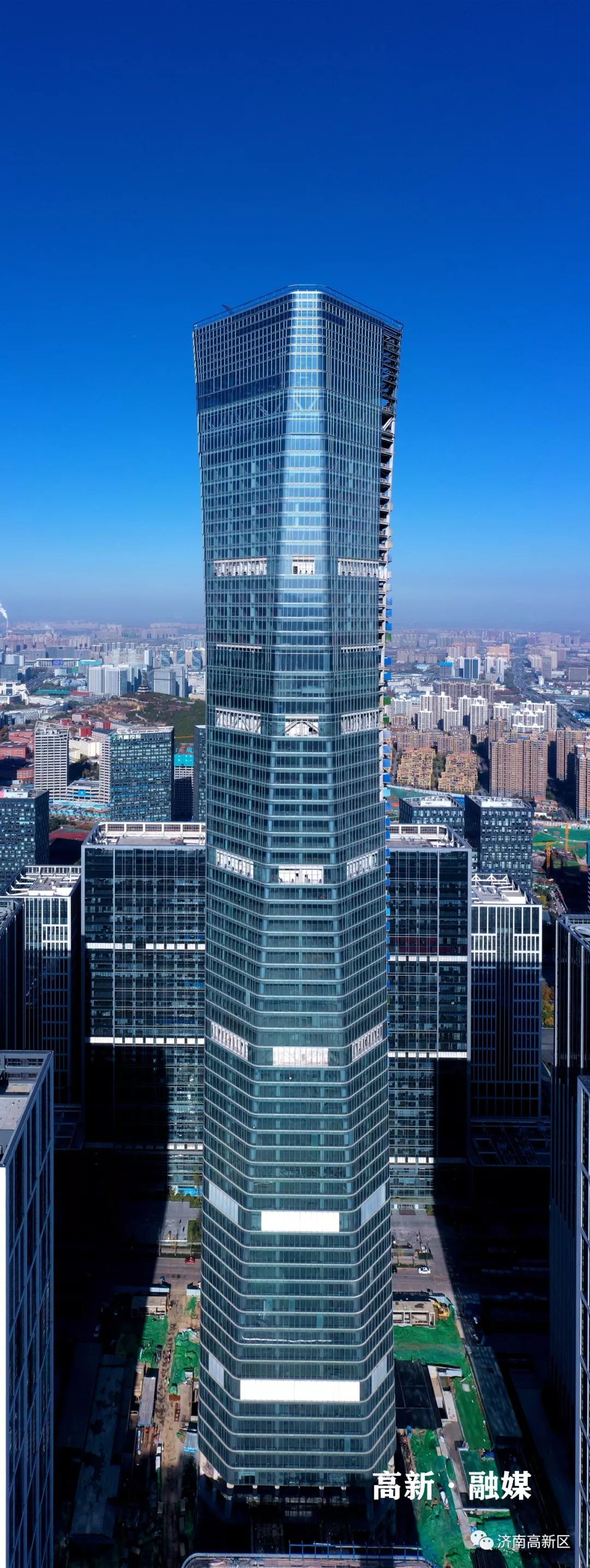 航拍高新|初冬的蓝天下,"济南第一高"别有一番"高新气质"