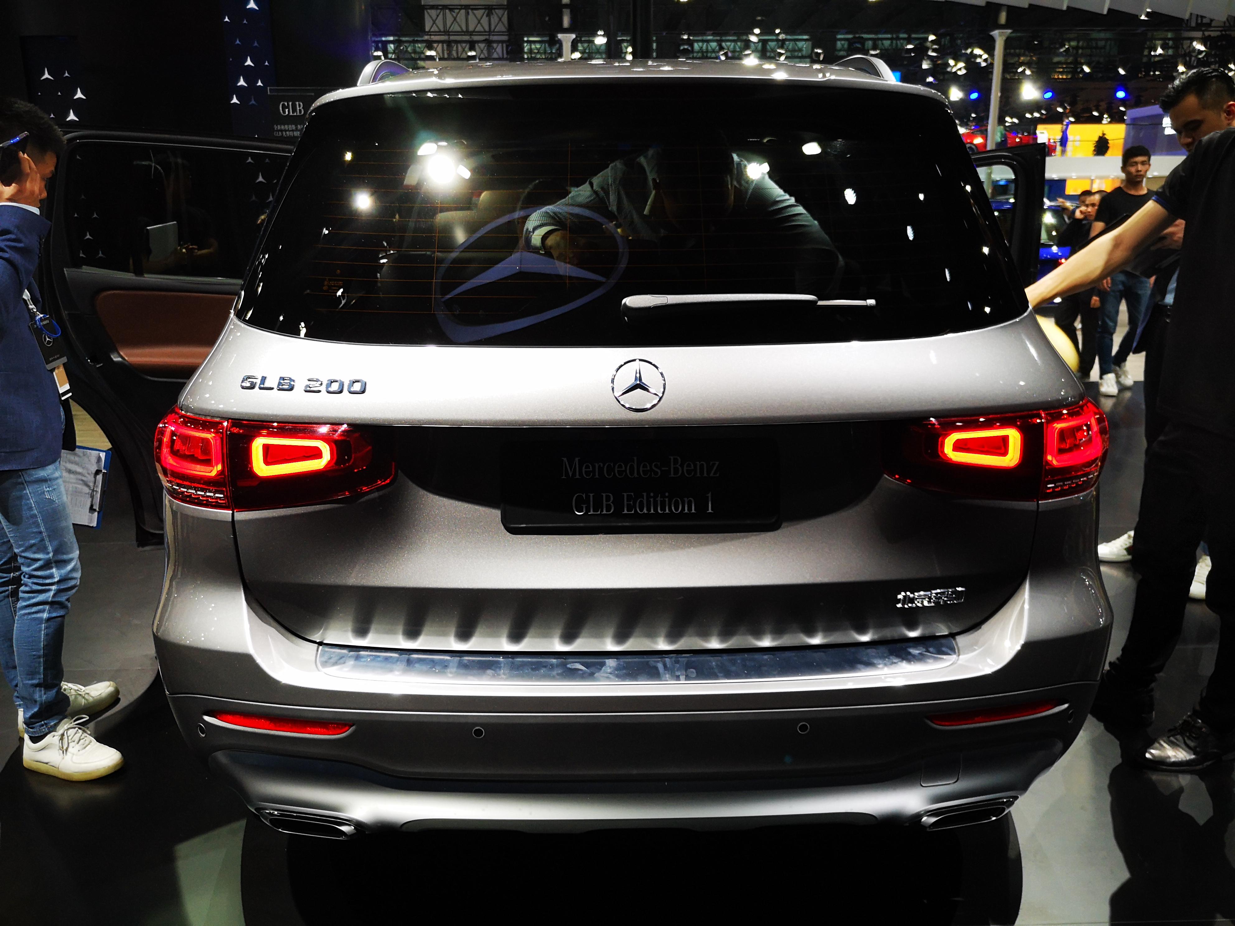 奔驰glb外观十分硬朗,线条分明而富有层次,上图的越野版双横幅中网配