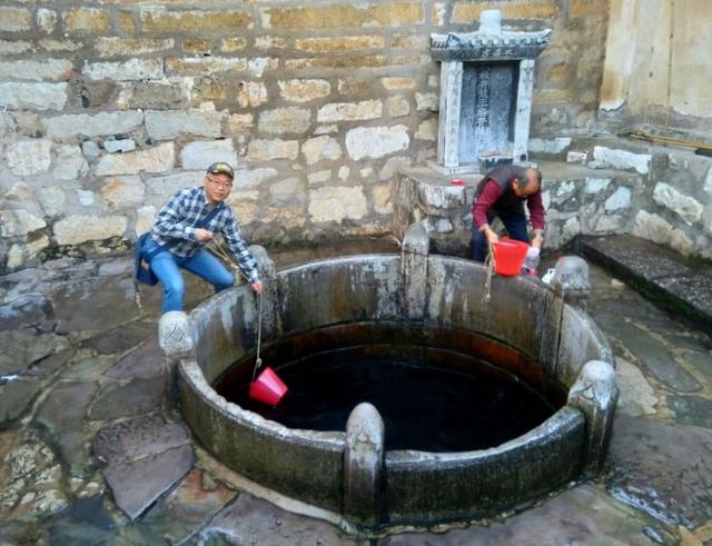 云南一口井成网红景点当地人用来洗衣做饭游客却在旁打卡拍照
