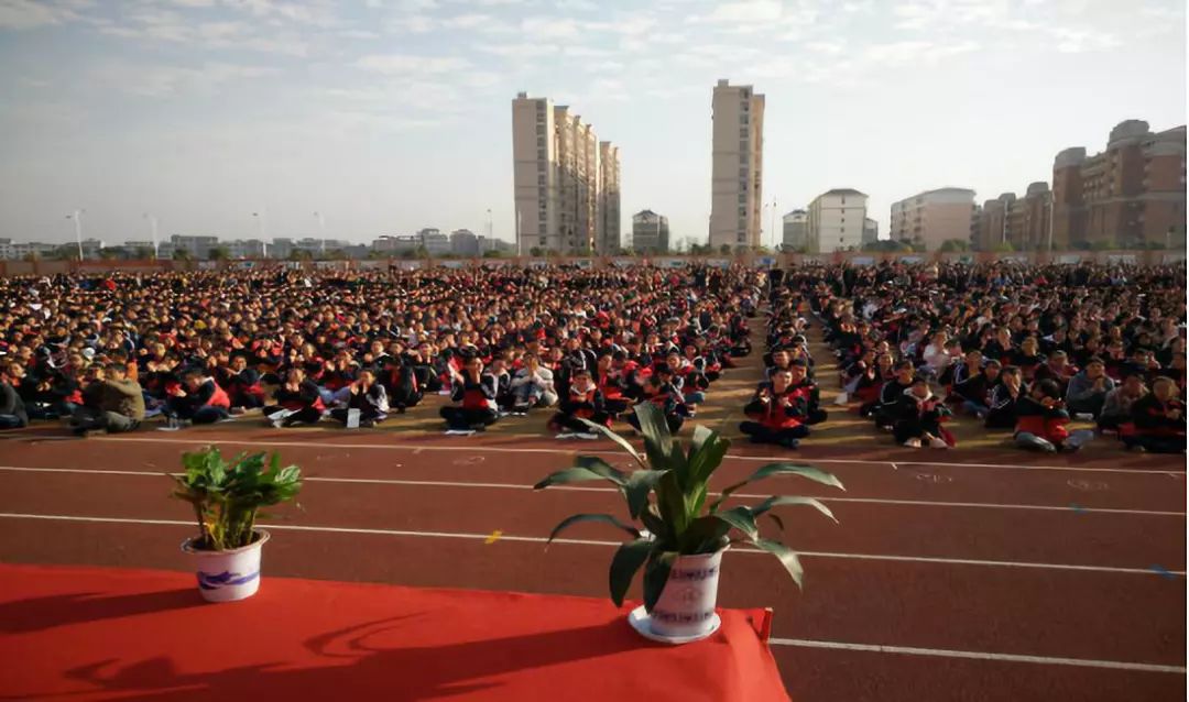 点燃激情赢在高考高安二中举办高考励志演讲报告会