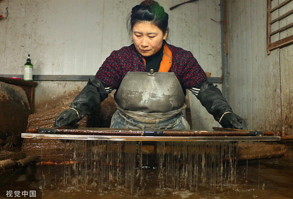 山东济宁匠人匠心传承古法造纸术02多道工序展非遗文化