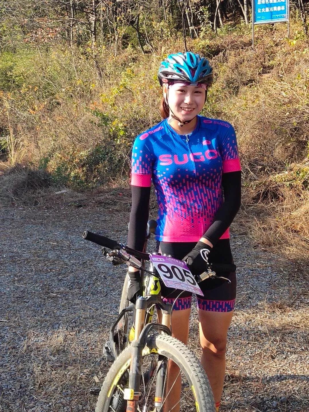 曾经练过短跑的徐艳妮因身材匀称,协调性好被皮划赛艇教练李灼龙,庞慧