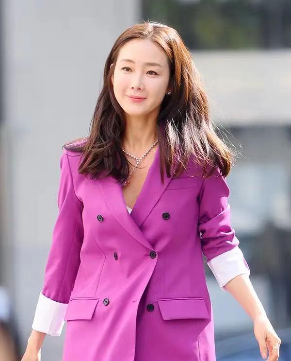 44岁崔智友气质真好穿紫色西装套装亮相造型虽简约但气质惊艳