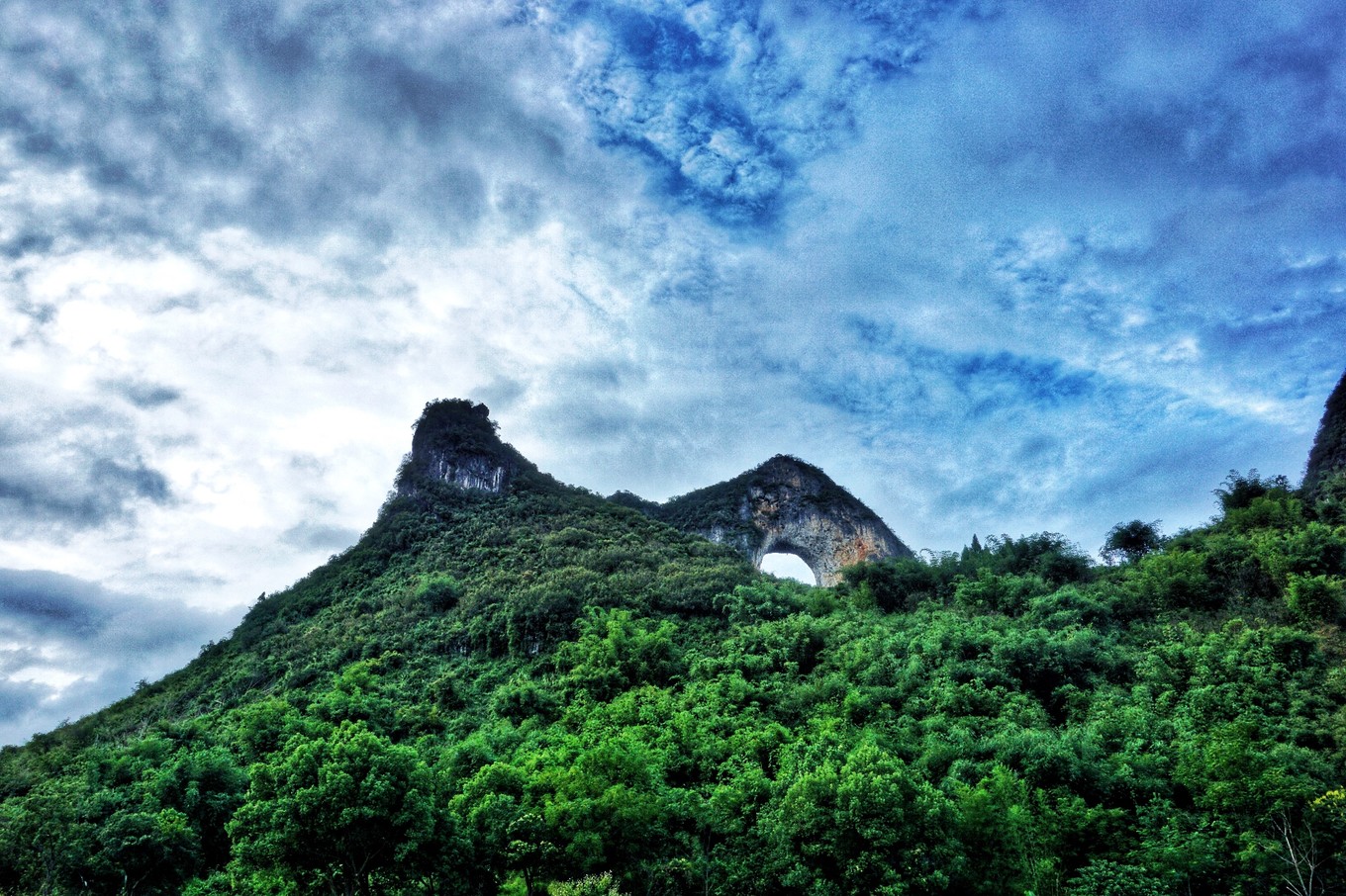 神奇的月亮山,这也是喀斯特地貌的一种体现.