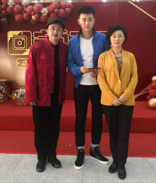 海燕还是本山艺术学院的教师,专门教二人转,此外她也经常和丈夫闫光明